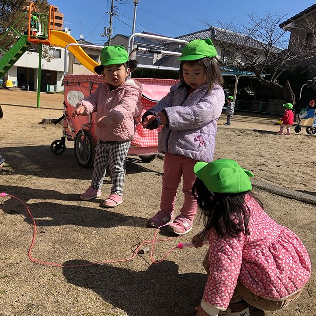 上之町の公園に遊びに行きました♬地域の小学生に縄跳びを教えてもらって挑戦︎ヘビだぞ〜ニョロニョロ…︎ぴょんと跳べるかな⁈鉄棒やすべり台も大好きかくれんぼをしたり砂遊びも楽しみました#お散歩#企業主導型保育園#保育園#公園 